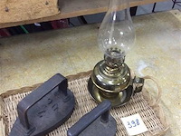 Strijkijzers + olielamp - afbeelding 1 van  3