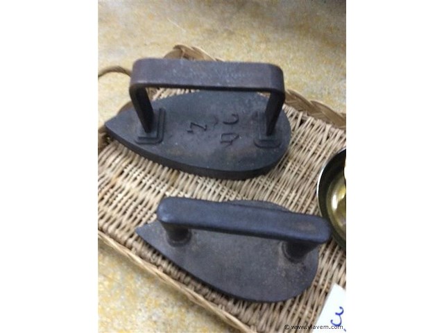 Strijkijzers + olielamp - afbeelding 3 van  3