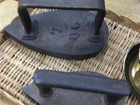 Strijkijzers + olielamp - afbeelding 3 van  3