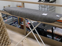 Strijkplank met brabantia hoes. - afbeelding 2 van  3