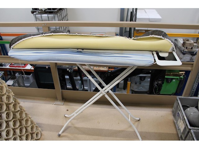 Strijkplank met brabantia hoes. - afbeelding 3 van  3