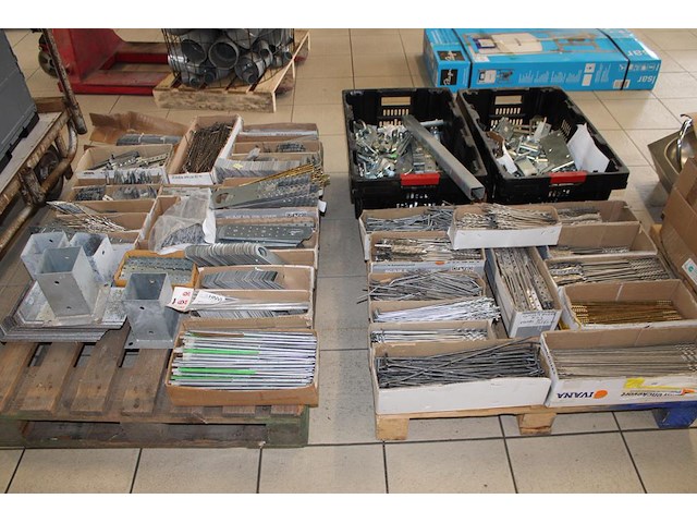 Strips, bouwankers, hoekijzers en beugels op 2 pallets. - afbeelding 1 van  3