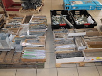 Strips, bouwankers, hoekijzers en beugels op 2 pallets. - afbeelding 1 van  3