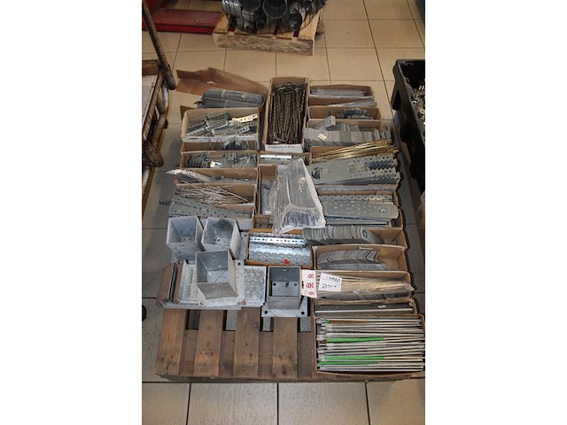 Strips, bouwankers, hoekijzers en beugels op 2 pallets. - afbeelding 2 van  3