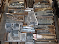 Strips, bouwankers, hoekijzers en beugels op 2 pallets. - afbeelding 2 van  3