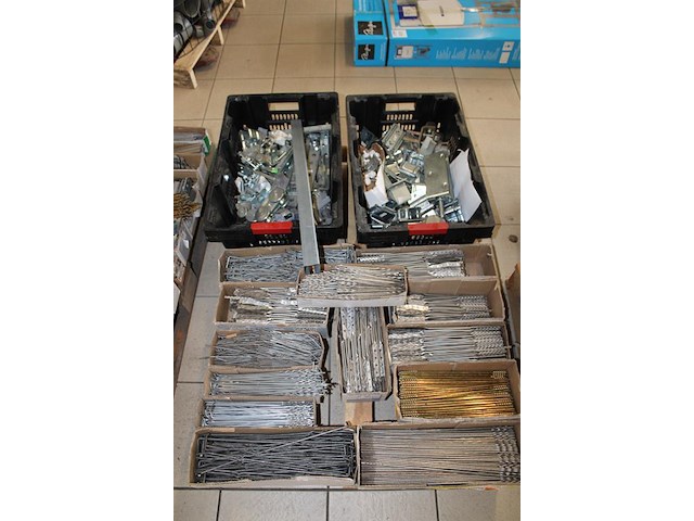 Strips, bouwankers, hoekijzers en beugels op 2 pallets. - afbeelding 3 van  3