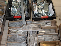 Strips, bouwankers, hoekijzers en beugels op 2 pallets. - afbeelding 3 van  3