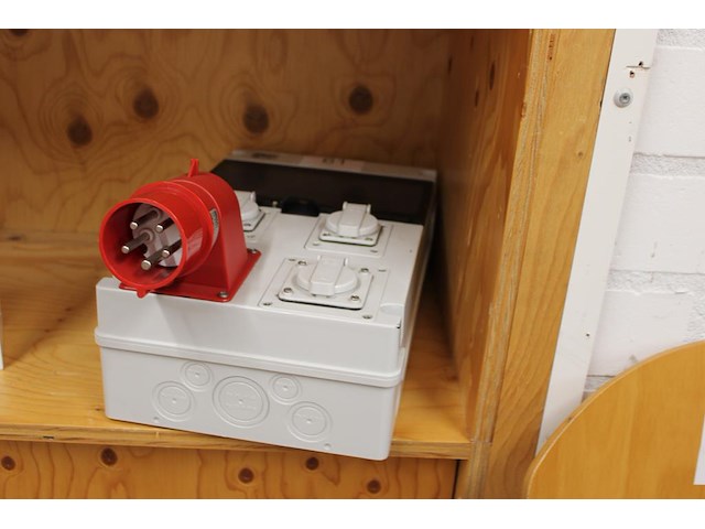 Stroomverdeelkast met 3x 230v en 1x 380 v. - afbeelding 1 van  2