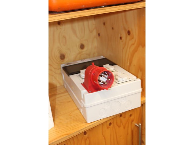 Stroomverdeelkast met 3x 230v en 1x 380 v. - afbeelding 2 van  2