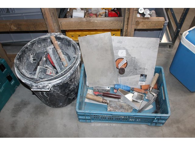 Stukadoorsgereedschap in kunststof krat en emmers. - afbeelding 1 van  3