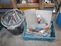 Stukadoorsgereedschap in kunststof krat en emmers. - afbeelding 1 van  3