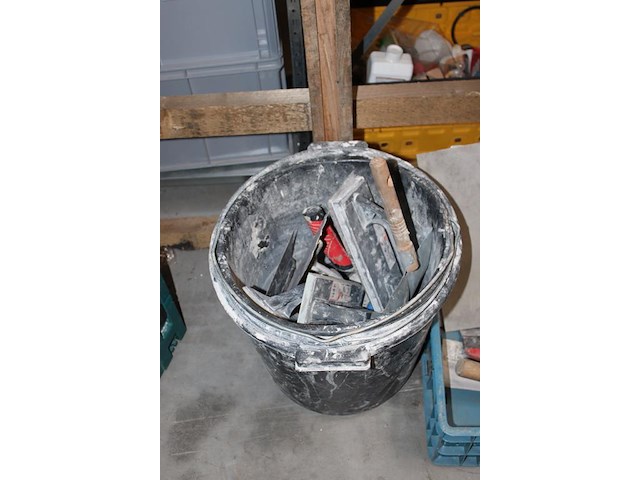 Stukadoorsgereedschap in kunststof krat en emmers. - afbeelding 2 van  3