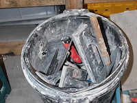 Stukadoorsgereedschap in kunststof krat en emmers. - afbeelding 2 van  3