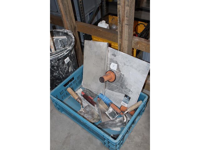 Stukadoorsgereedschap in kunststof krat en emmers. - afbeelding 3 van  3