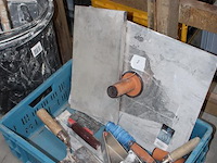 Stukadoorsgereedschap in kunststof krat en emmers. - afbeelding 3 van  3