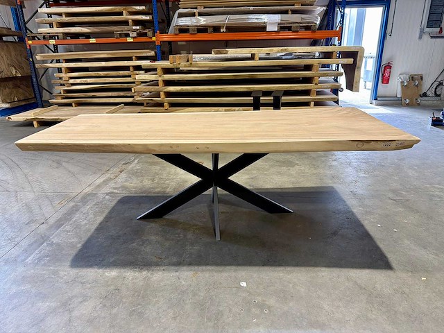 Suar boomstam tafel 240 cm. - afbeelding 1 van  3