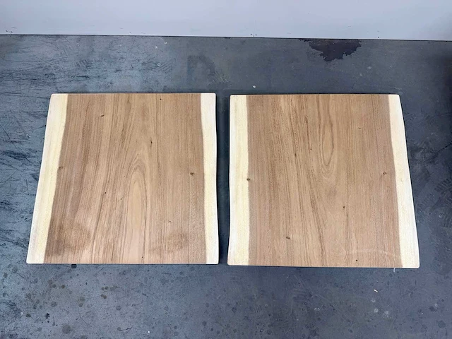 Suar boomstam tafelblad ca 75 x75 cm (2x) - afbeelding 1 van  2