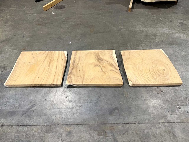 Suar boomstam tafelblad ca 75x75 (3x) - afbeelding 1 van  2
