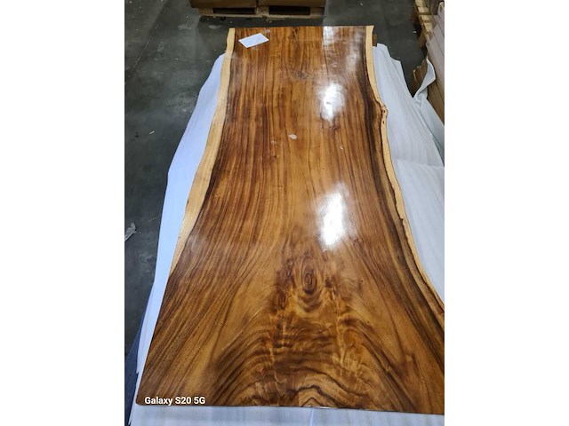 Suar/walnut wood tafel in epoxy 200x90, wood, 2025 - afbeelding 2 van  5