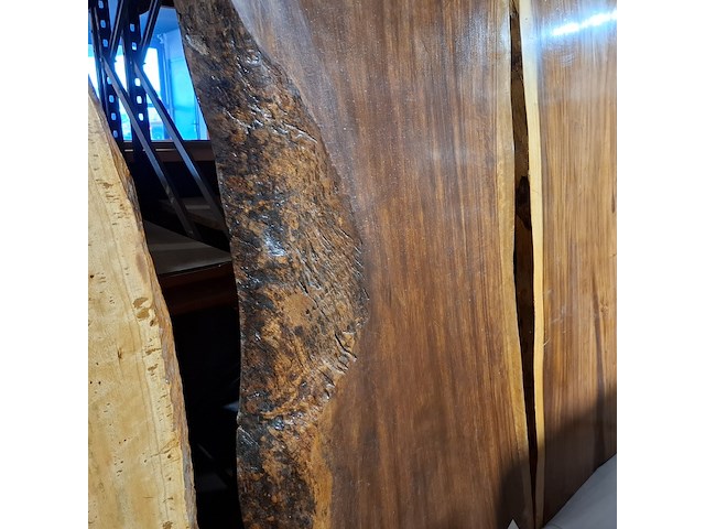 Suar/walnut wood tafel in epoxy 200x90, wood, 2025 - afbeelding 4 van  6