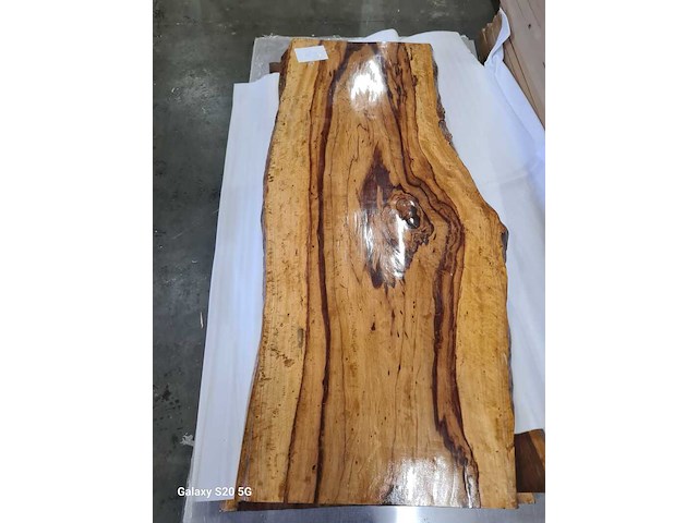 Suar/walnut wood tafel in epoxy 200x90, wood, 2025 - afbeelding 6 van  7