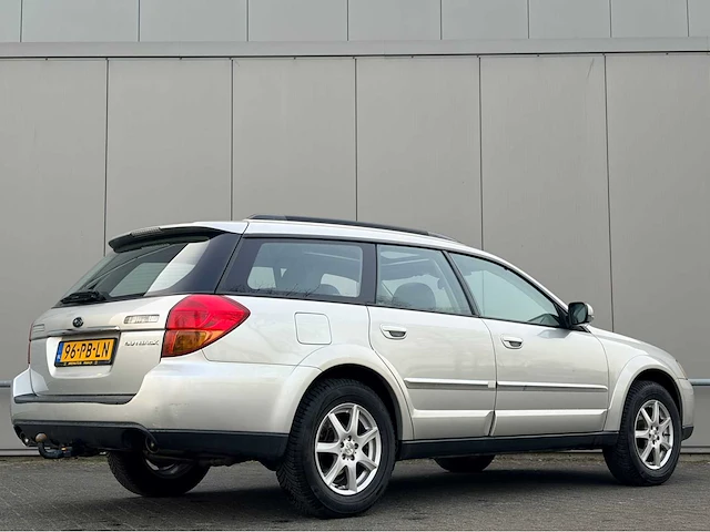 Subaru - 2004 - outback - personenauto - afbeelding 12 van  17