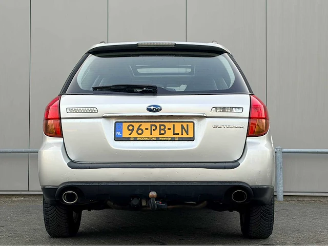 Subaru - 2004 - outback - personenauto - afbeelding 13 van  17