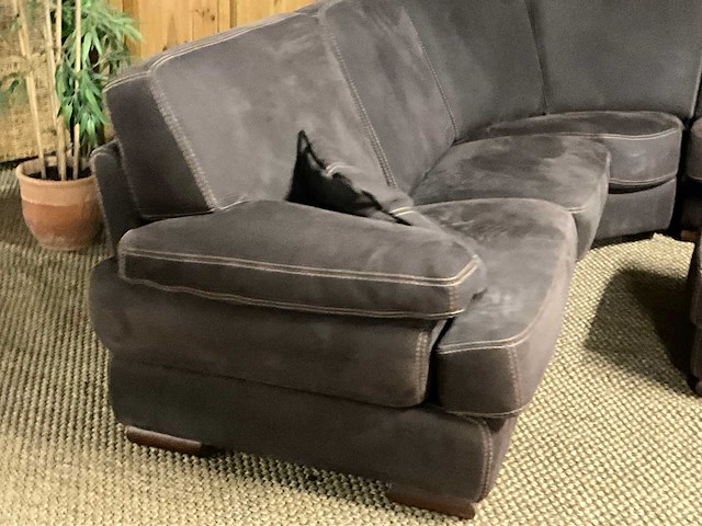 Suede hoekbank met hocker - afbeelding 5 van  14