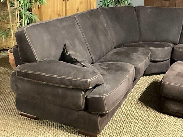 Suede hoekbank met hocker - afbeelding 6 van  14