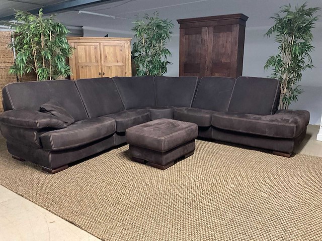 Suede hoekbank met hocker - afbeelding 1 van  14