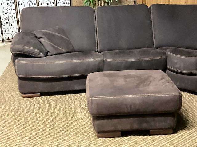Suede hoekbank met hocker - afbeelding 14 van  14
