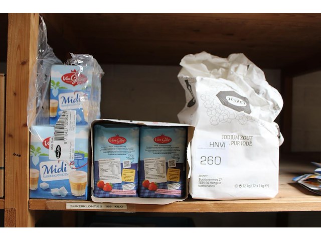 Suiker- en zout-producten op schap. - afbeelding 1 van  2