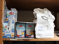 Suiker- en zout-producten op schap. - afbeelding 1 van  2