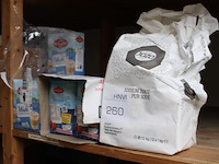 Suiker- en zout-producten op schap. - afbeelding 2 van  2