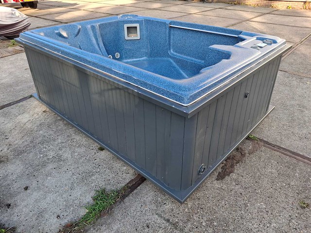 Sunbelt 3 persoons jacuzzi en buitenspa - afbeelding 14 van  18