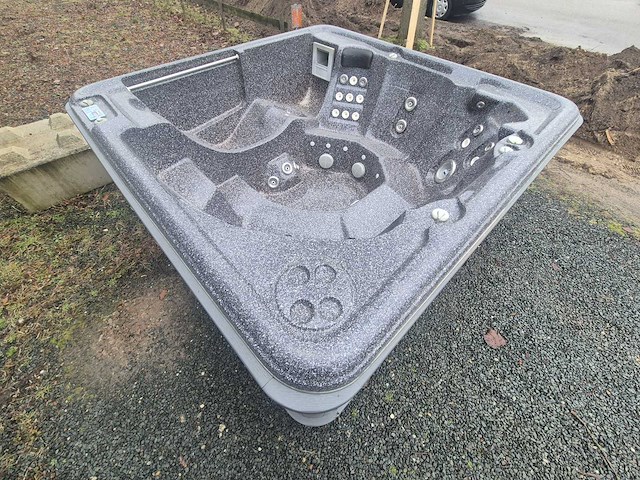 Sunbelt spa 7 persoons jacuzzi en buitenspa - afbeelding 17 van  19