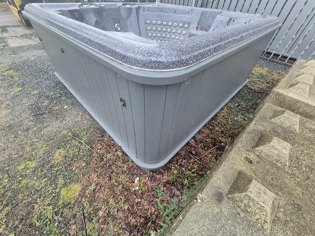 Sunbelt spa 7 persoons jacuzzi en buitenspa - afbeelding 4 van  9