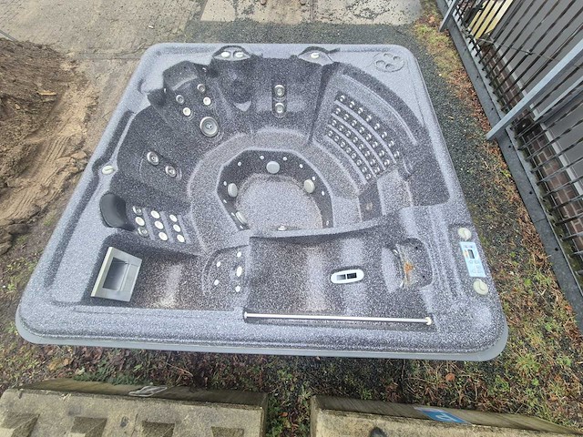 Sunbelt spa 7 persoons jacuzzi en buitenspa - afbeelding 1 van  9