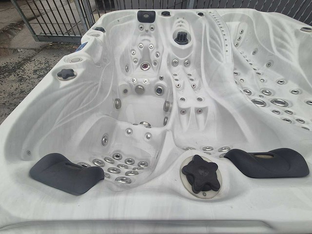 Sunbelt spas 4 persoons jacuzzi en buitenspa - afbeelding 2 van  25