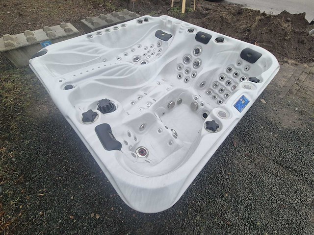 Sunbelt spas 4 persoons jacuzzi en buitenspa - afbeelding 12 van  25