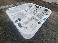 Sunbelt spas 4 persoons jacuzzi en buitenspa - afbeelding 12 van  25
