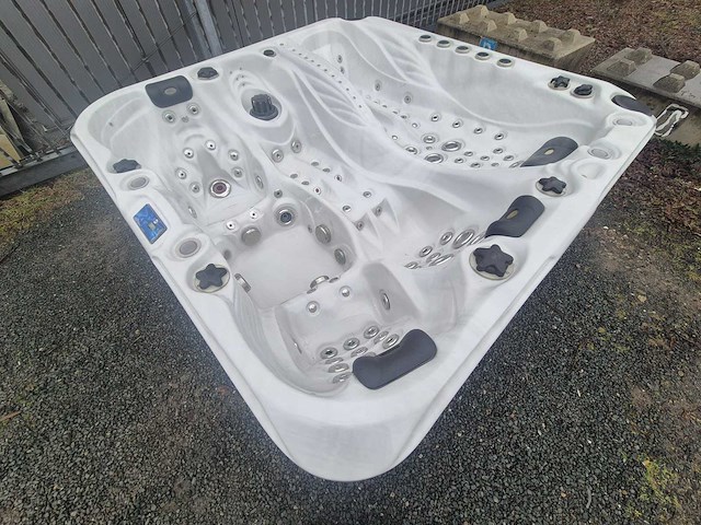 Sunbelt spas 4 persoons jacuzzi en buitenspa - afbeelding 24 van  25