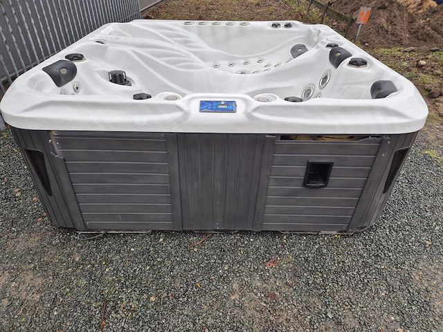 Sunbelt spas 4 persoons jacuzzi en buitenspa - afbeelding 7 van  24