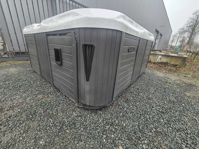Sunbelt spas 4 persoons jacuzzi en buitenspa - afbeelding 16 van  24