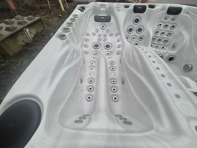 Sunbelt spas 4 persoons jacuzzi en buitenspa - afbeelding 7 van  10