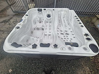 Sunbelt spas 4 persoons jacuzzi en buitenspa - afbeelding 9 van  10