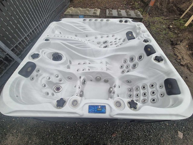 Sunbelt spas 4 persoons jacuzzi en buitenspa - afbeelding 1 van  26