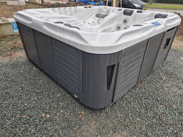 Sunbelt spas 4 persoons jacuzzi en buitenspa - afbeelding 8 van  26