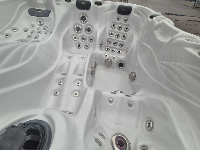 Sunbelt spas 4 persoons jacuzzi en buitenspa - afbeelding 18 van  26