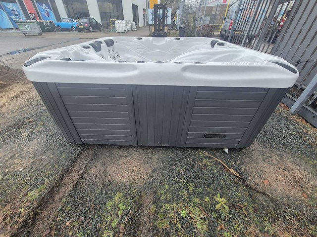 Sunbelt spas 4 persoons jacuzzi en buitenspa - afbeelding 11 van  21